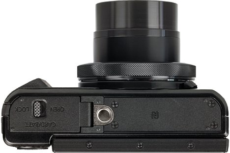 Bild Das Stativgewinde der Canon PowerShot G7 X Mark II sitzt leider sowohl außerhalb der optischen Achse als auch zu dicht am Speicherkarten- und Akkufach. [Foto: MediaNord]