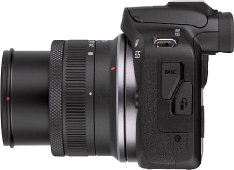 Bild Auf der linken Seite der Canon EOS R100 sind der Mikrofon- und der Kabelfernauslöseanschluss untergebracht. [Foto: MediaNord]