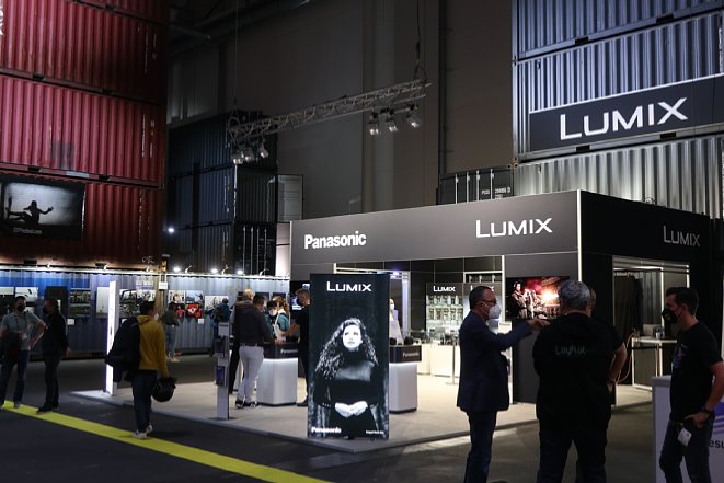 Bild Eindrücke der Photopia Hamburg 2021. Panasonic Lumix Stand in Halle 4. [Foto: MediaNord]