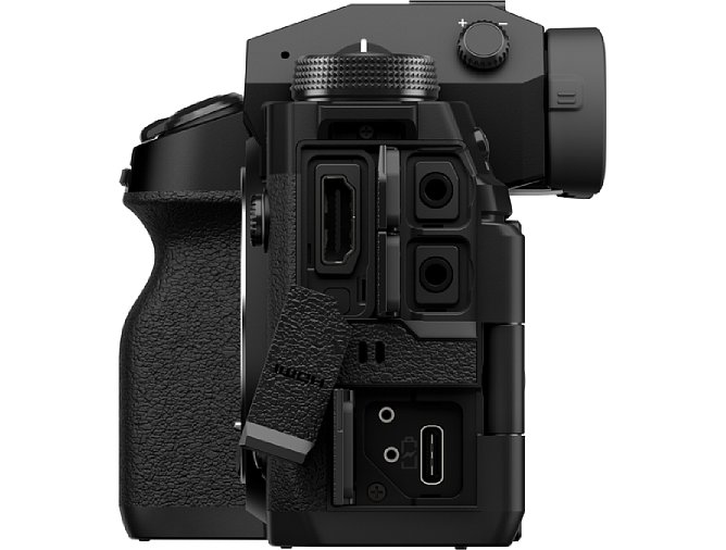 Bild Die Fujifilm X-H2 bietet dieselben Anschlüsse wie die X-H2S, darunter HDMI-A, USB-C mit Lade- und Dauerstrom- sowie Webcam-Funktion, Mikrofoneingang und Kopfhörerausgang. [Foto: Fujifilm]