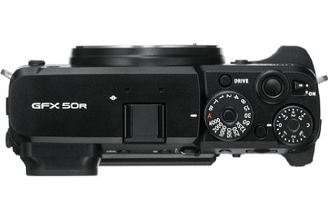 Bild 66 Millimeter flach ist das Gehäuse der Fujifilm GFX 50R. Das Gewicht beträgt betriebsbereit lediglich 775 Gramm. [Foto: Fujifilm]
