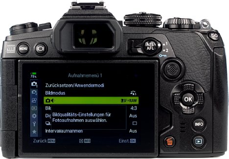 Bild Der Touchscreen der Olympus OM-D E-M1 Mark III kann um 180 Grad geschwenkt und um 270 Grad gedreht werden. So behält der Fotograf in jeder Aufnahmesituation den Überblick. [Foto: MediaNord]