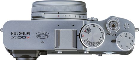 Bild Die Oberseite der Fujifilm X100V ist auf der rechten Seite prall Gefüllt mit Bedienelementen. [Foto: MediaNord]