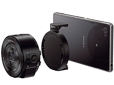 Die Kameramodule QX100 und QX10 (im Bild) werden via Bajonett-Adapter ans Smartphone geklippt. [Sony]