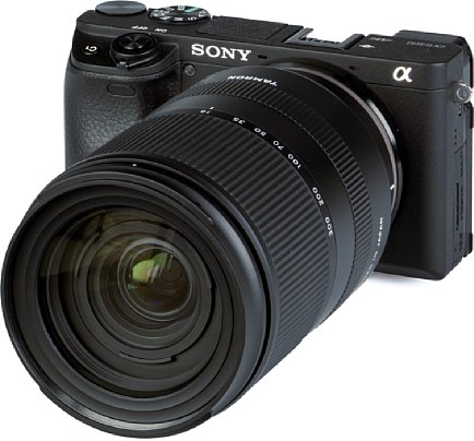 Bild Das Tamron 18-300 mm F3.5-6.3 Di III-A VC VXD (B061) sieht an der an der Sony Alpha 6400 sehr wuchtig aus und ragt sogar über den Kameraboden hinaus. [Foto: MediaNord]