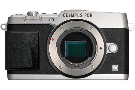 Bild Schrauben findet man dagegen am durch designten Gehäuse der Olympus Pen E-P5 keine sichtbaren, denn sie befinden sich ausschließlich an der Kameraunterseite. [Foto: Olympus]