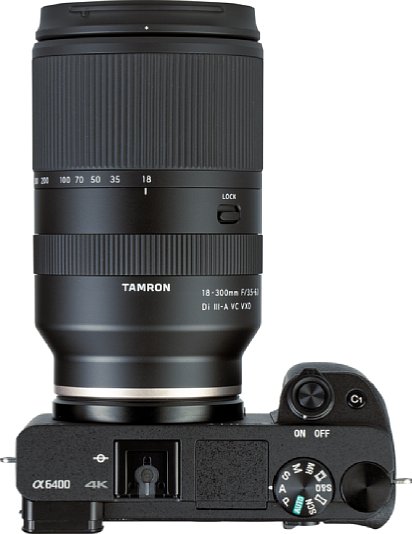 Bild In der Draufsicht offenbart sich das Größenverhältnis des 18-300 mm F3.5-6.3 Di III-A VC VXD (B061) an der Sony Alpha 6400. [Foto: MediaNord]