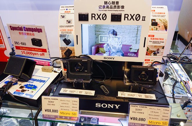 Bild Sony RX0 und RX0 II präsentiert bei einer Filiale der Firma Big Camera in Tokyo (das Foto wurde mit unserem RX0 II Testgerät aufgenommen). [Foto: MediaNord]