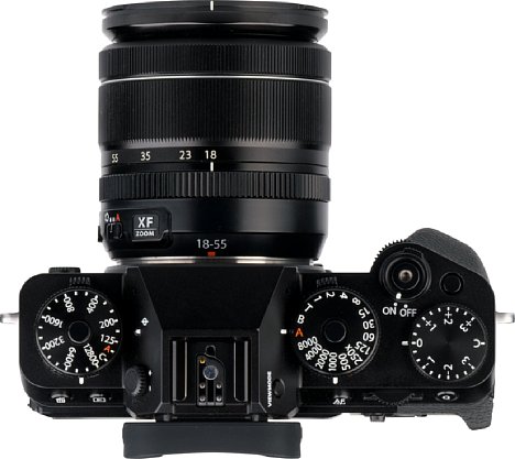 Bild Typisch für eine Retrokamera wie die Fujifilm X-T5 sind die auf der Oberseite angeordneten Direktwahlräder für die Belichtungsparameter. Dem Belichtungskorrekturrad fehlt jedoch die Verdrehsicherung. [Foto: MediaNord]