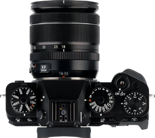 Bild Das Fujifilm XF 18-55 mm F2.8-4 R LM OIS bietet einen Blendenring, einen Zoomring und einen elektronischen Fokusring. Zudem sitzen an der Seite noch ein Schalter für den Bildstabilisator und einer zur Aktivierung der Blendenautomatik. [Foto: MediaNord]