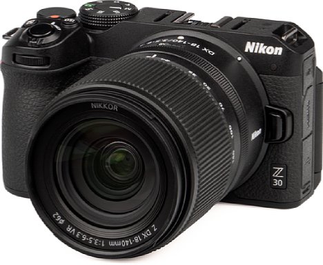 Bild Zusammen bringen die Nikon Z 30 und das Z 18-140 mm F3.5-6.3 VR DX gerade einmal 716 Gramm auf die Waage. Dafür wird bildstabilisiert von 27-210 mm gezoomt und maximal 0,33-fach (0,5-fach im Kleinbildäquivalent) vergrößert. [Foto: MediaNord]