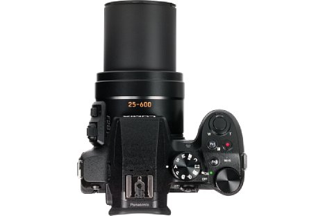 Bild Das optische 24-fach-Zoom der Panasonic Lumix DMC-FZ300 fährt bis zu 5,5 Zentimeter aus dem Gehäuse heraus. Es erreicht stolze 600 Millimeter Brennweite (KB-Äquivalent) mit einer hohen Lichtstärke von F2,8. [Foto: MediaNord]