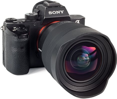 Bild Das Sony FE 12-24 mm 4 G besitzt eine gewölbte Frontlinse und eine fest verbaute Streulichtblende. An der Alpha 7R II ist der Autofokus sehr schnell und leise. [Foto: MediaNord]