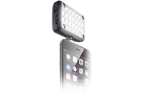 Bild Mit einer speziellen Halterung können die SmartCluster Leuchten an Smartphones montiert werden. [Foto: Kaiser Fototechnik]