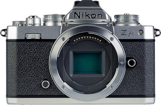 Bild Im Verhältnis zur Kamera und auch zum APS-C-Sensor wirkt das Z-Bajonett an der Nikon Z fc riesig. [Foto: MediaNord]