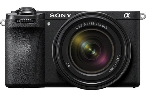 Bild Alternativ gibt es die Sony Alpha 6700 für 2.100 Euro auch im Set mit dem Sony E 18-135 mm F3.5-5.6 OSS (SEL18135). Ohne Objektiv kostet die Kamera hingehen "nur" 1.700 Euro. [Foto: Sony]