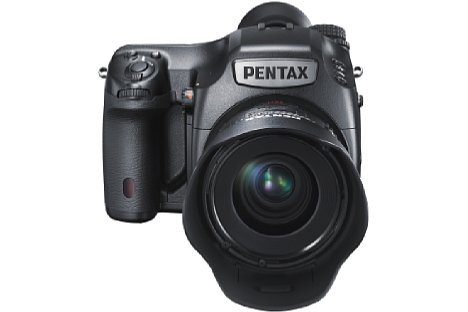 Bild Bei der Pentax 645Z handelt es sich um eine in vielen Punkten weiterentwickelte 645D. So löst der 44 x 33 mm große CMOS-Sensor über 50 Megapixel auf und erlaubt Live-View, Full-HD-Videoaufnahmen sowie bis zu drei Serienbilder pro Sekunde. [Foto: Pentax]