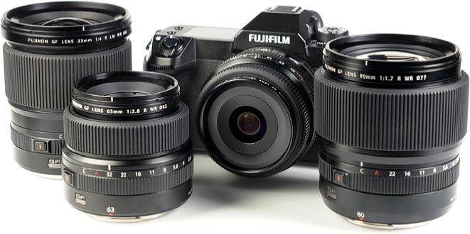 Bild Frisch zum Test eingetroffen (von Links nach Rechts): Fujinon GF 23 mm, Fujinon GF 63 mm, Fujifilm GFX100S mit Fujinon GF 50 mm und Fujinon GF 80 mm. [Foto: MediaNord]