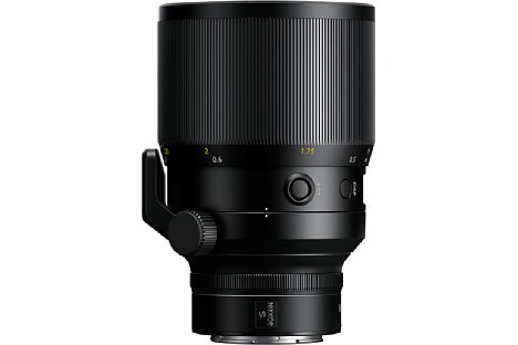 Bild Aufgrund des hohen Gewichts verfügt das Nikon Z 58 mm S 1:0.95 Noct sogar über eine Stativschelle. Sie liegt nur knapp vor dem Schwerpunkt der Kamera-Objektiv-Kombination. [Foto: Nikon]
