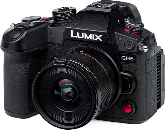 Bild An der großen Panasonic Lumix DC-GH6 wirkt das Leica DG Summilux 9 mm 1.7 Asph. (H-X09) besonders klein. Zudem fällt es angesichts der 820 Gramm schweren Kamera kaum ins Gewicht. [Foto: MediaNord]