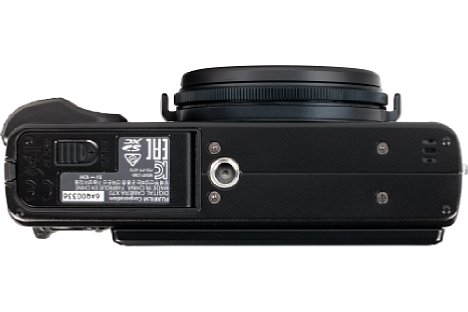 Bild Das Stativgewinde der Fujifilm X70 könnte unglücklicher nicht platziert sein. Es befindet sich nicht nur außerhalb der optischen Achse, sondern auch in direkter Nachbarschaft zum Akku- und Speicherkartenfach, so dass dieses bei Benutzung blockiert wird. [Foto: MediaNord]