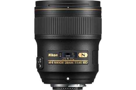 Bild Trotz des Kunststoffgehäuses ist das Nikon AF-S 28 mm 1:1.4E ED verhältnismäßig schwer, die Lichtstärke fordert zudem bei den großen Abmessungen ihren Tribut. [Foto: Nikon]