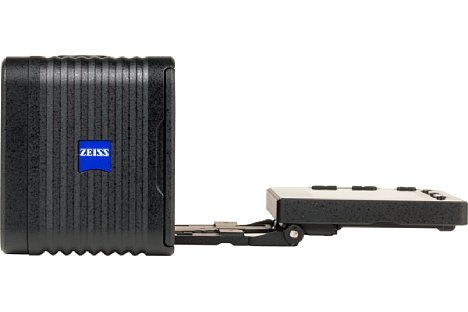 Bild Der winzige Monitor der Sony DSC-RX0 II lässt sich an einem stabilen Scharnier weit nach hinten ausklappen und kann dann sowohl nach oben, als auch nach unten oder in die Selfie-Stellung geschwenkt werden. [Foto: MediaNord]