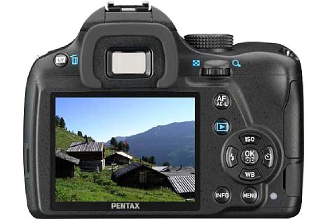 Bild Die Pentax K-500 besitzt nicht nur einen Prismensucher, sondern auch einen 3"-Bildschirm mit 921.000 Bildpunkten Auflösung und Live-View-Funktion. [Foto: Pentax]
