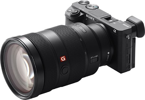 Bild Das neue FE 24-70mm F2.8 GM lässt sich selbstverständlich auch an einer APS-C-Kamera wie der Sony Alpha 6300 verwenden, der kleinbildäquivalente Brennweitenbereich entspricht dann einem 36-105mm-Objektiv. [Foto: Sony]