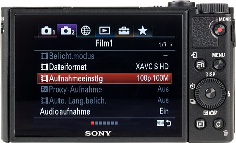 Bild Auf der Rückseite der Sony Cyber-shot HX99 dominiert der bewegliche Touchscreen. Eher gedrängt wirkt der Funktionsblock auf der rechten Seite. [Foto: MediaNord]