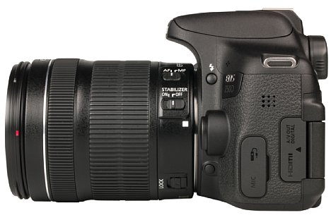 Bild Die zahlreichen Schnittstellen der Canon EOS 750D bzw. 760D sitzen auf der linken Gehäuseseite hinter Gummikappen. [Foto: MediaNord]