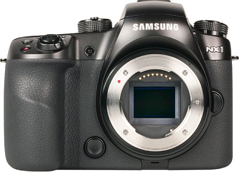 Bild Samsung NX1 mit 16-50 mm. [Foto: MediaNord]