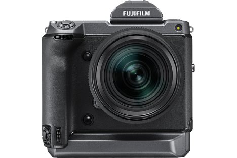 Bild Die Fujifilm GFX100 besitzt ein robustes Gehäuse mit integriertem Hochformatgriff. [Foto: Fujifilm]