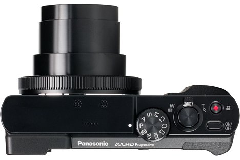 Bild Trotz enormem 30-fach-Zoom ist die Panasonic Lumix DMC-TZ71 nur 34 mm flach. Beim Einschalten fährt das Objektiv ebenfalls 34 mm weit aus dem Gehäuse heraus. [Foto: MediaNord]
