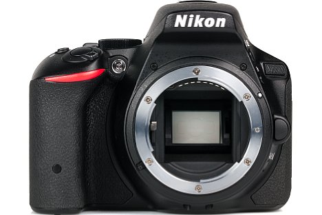 Bild Der APS-C-Sensor der Nikon D5500 ist in CMOS-Bauweise ausgeführt und löst 24 Megapixel auf. Auch Full-HD-Videos können aufgenommen werden. [Foto: MediaNord]