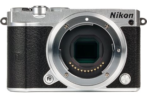 Bild Die Nikon 1 J5 besitzt einen 13,2 mal 8,8 Millimeter kleinen 1"-Sensor, der in rückwärtig belichteter BSI-CMOS-Bauweise ausgeführt ist. [Foto: MediaNord]