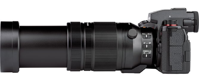 Bild Mit vollem Zoom ist das  Panasonic Leica DG Vario-Elmar 100-400 mm 4-6.3 Asph. II Power OIS (H-RSA100400E) etwa 247 Millimeter lang. Bei geringster Brennweite hingegen nur etwa 172 Millimeter. [Foto: MediaNord]