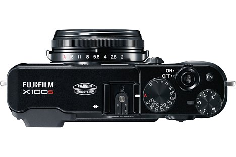 Bild Im Gegensatz zur schwarzen X100 wird die Fujifilm X100S regulär in Schwarz angeboten, auch das Zubehör (Gegenlichtblende, Ledertasche und Weitwinkelkonverter) soll es in Schwarz geben. [Foto: Fujifilm]