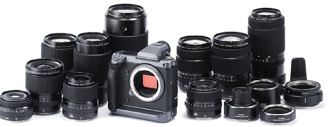 Bild Passend zur Fujifilm GFX100 gibt es bereits sechs Festbrennweiten und zwei Zoomobjektive samt Telekonvertern im GF-System (zwei weitere bis 2020 geplante Objektive sind hier bereits mit abgebildet), außerdem lassen sich weitere Objektive adaptieren. [Foto: Fujifilm]