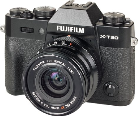 Bild An der kompakten Fujifilm X-T30 macht das Fujinon XF 16 mm F2.8 R WR eine sehr gute Figur, aber auch zu anderen kleinen Fujifilm-Gehäusen, wie etwa der X-E3, passt das Objektiv hervorragend. [Foto: MediaNord]