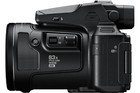 Bild Das enorme Zoom des Nikon Coolpix P950 kann auf Wunsch mit den seitlichen Bedienelementen kontrolliert werden. Trotz des optischen Bildstabilisators ist die Verwendung eines Stativs und Fernauslösekabels, das sich hier anschließen lässt, zu empfehlen. [Foto: Nikon]