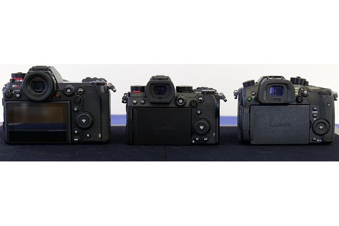 Bild Größenvergleich der Panasonic Lumix DC-S1R (links), DC-S5 (mitte) und DC-GH5 (rechts). [Foto: MediaNord]