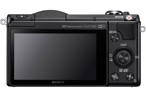 Bild Der 7,5 Zentimeter große Bildschirm der Sony Alpha 5000 löst 460.000 Bildpunkte auf und lässt sich für Selbstporträts um 180 Grad nach oben schwenken. [Foto: Sony]