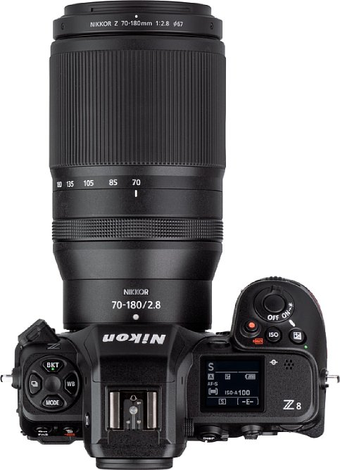 Bild An der Z 8 wirkt das Nikon Z 70-180 mm F2.8 schlank und rank. Sein schnörkelloses, funktionales Design bietet nur minimalistische Bedienelemente in Form eines manuellen Zoom- und eines elektronischen Fokus- und Einstellrings. [Foto: MediaNord]