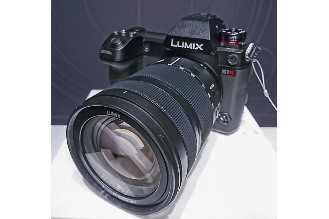 Bild Panasonic Lumix S1R (Prototyp mit nicht finalem Design) mit 24-105 mm. [Foto: MediaNord]
