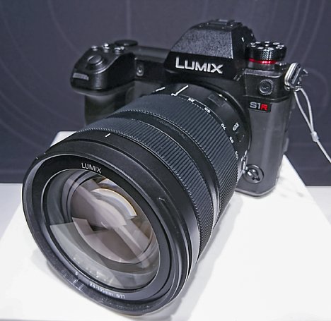 Bild Panasonic Lumix S1R (Prototyp mit nicht finalem Design) mit 24-105 mm Objektiv (unser Foto entstand auf der Photokina 2018). [Foto: MediaNord]