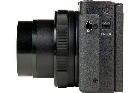 Bild Auf der linken Seite der Canon PowerShot G5 X Mark II kann der elektronische Pop-Up-Sucher über einen Schiebeschalter mechanisch entriegelt werden. [Foto: MediaNord]