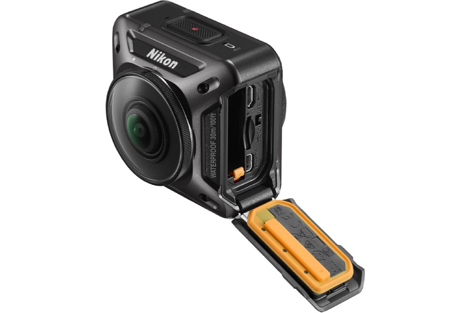 Bild Unter der zweifach gesicherten Klappe der Nikon KeyMission 360 befindet sich der Einschub für das Wechselakku, der Speicherkarten-Schacht (für MicroSD-Karten), der Schalter für den Flug-Modus sowie der USB und HDMI-Anschluss. [Foto: Nikon]
