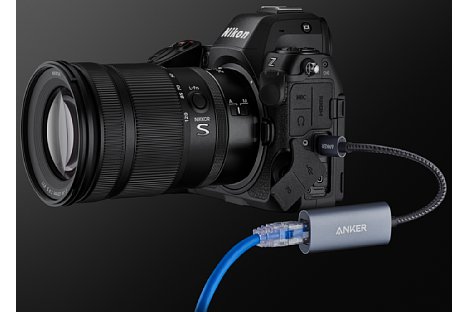 Bild Zwar bietet die Nikon Z 8 im Gegensatz zur Z 9 keine Ethernet-Schnittstelle, dafür lassen sich an einer zweiten USB-C-Buchse handelsübliche LAN-Adapter verwenden. [Foto: Nikon]