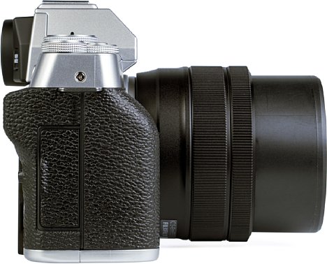 Bild In der Seitenansicht ist der geschwungene Handgriff der Fujifilm X-T200 deutlich zu sehen. [Foto: MediaNord]
